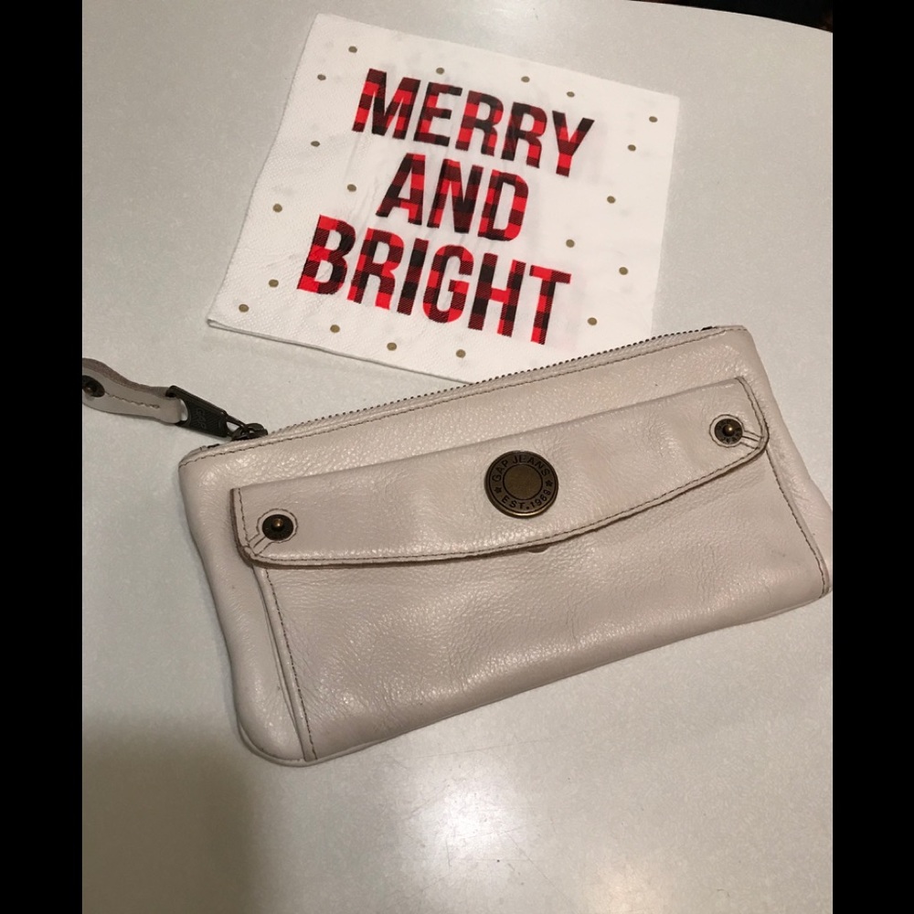 GAP winter white clutch